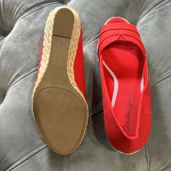 Amelia Grace red wedge shoes. NEVER WORN - Picture 5 of 6